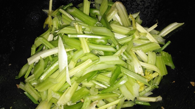 芹菜炒鸡蛋,加入芹菜