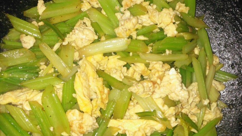 芹菜炒鸡蛋,加盐出锅啦