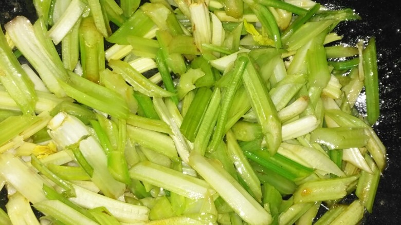 芹菜炒鸡蛋,加<a style='color:red;display:inline-block;' href='/shicai/ 788'>生抽</a>和蘑菇鲜，炒匀
