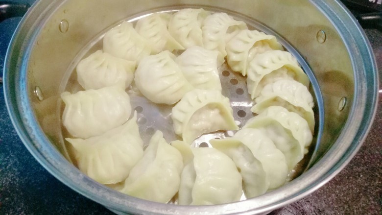 酸菜鲜肉蒸饺(内附冰花煎饺的制作),冷水上锅,水开蒸十分钟就可以了。