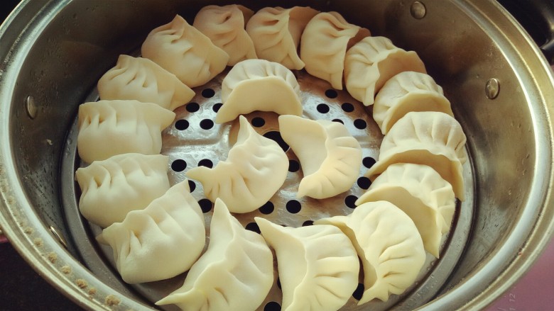 酸菜鲜肉蒸饺(内附冰花煎饺的制作),放到蒸锅中(帘子上刷一层油就不粘了)