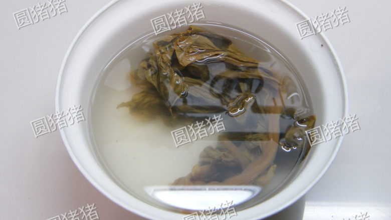 梅菜蒸猪肉,甜梅干菜先用清水浸泡20分钟,反复换水3次,洗净表面的盐。
