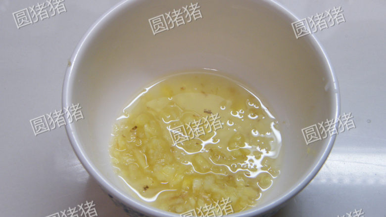 梅菜蒸猪肉,<a style='color:red;display:inline-block;' href='/shicai/ 2800'>生姜</a>切成碎,用清水20克浸泡抓捏成姜汁水。
