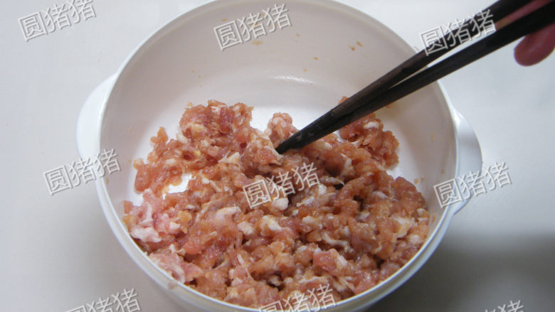 梅菜蒸猪肉,将姜汁水及调味料全部加入绞肉内顺时针搅拌均匀,腌制10分钟。