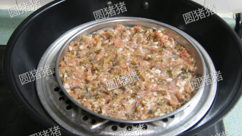 梅菜蒸猪肉,锅内烧开半锅水,加盖大火蒸4-5分钟即可,吃时用筷子夹散即可。 也可在电锅煮饭时,放在电锅蒸笼上一起蒸,饭熟即可。
