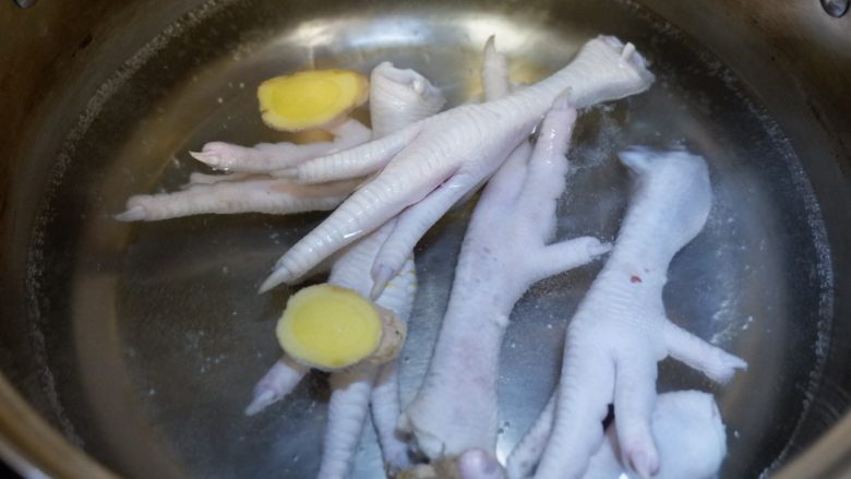 干贝枸杞鸡脚汤,放入鸡爪煮沸,撇去浮沫捞出沥干水