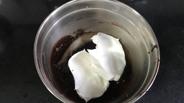 黑森林蛋糕,取三分之一的蛋白霜加入可可面糊,用刮刀切拌均匀。