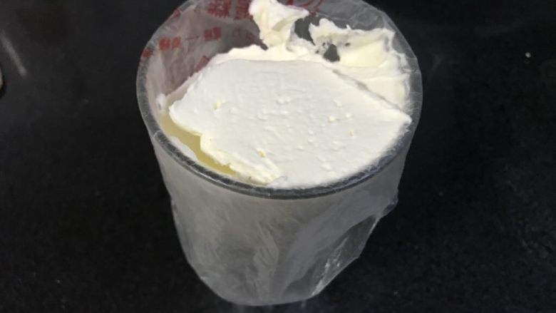 黑森林蛋糕,装入裱花袋一些,不用装太多,够挤花的就行。