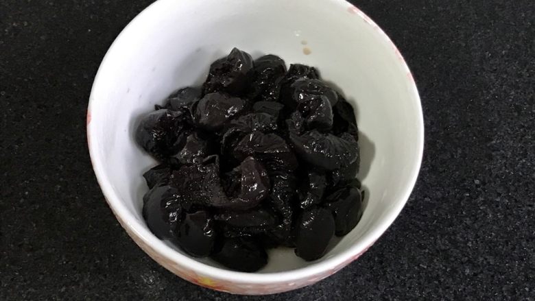 黑森林蛋糕,用这个时间,把糖渍车厘子切成一半,去籽。