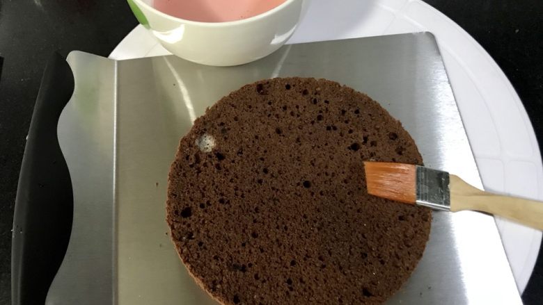 黑森林蛋糕,取一片可可蛋糕片,刷樱桃酒。