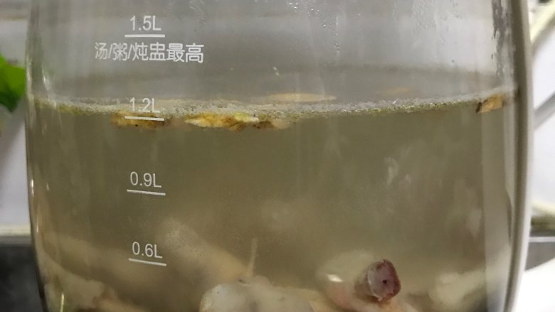 干贝枸杞鸡脚汤,烧开水将黄芪和鸡爪放进去(容器用砂锅,电饭煲,汤锅,炖盅都可以,我习惯用养生壶,一键模式懒人简单
)
