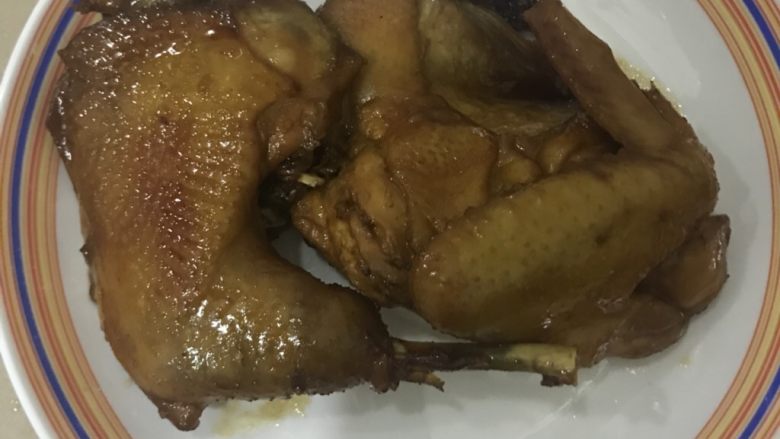 豉油鸡(酱油鸡),4、入味后夹起,汁另外用碗装起