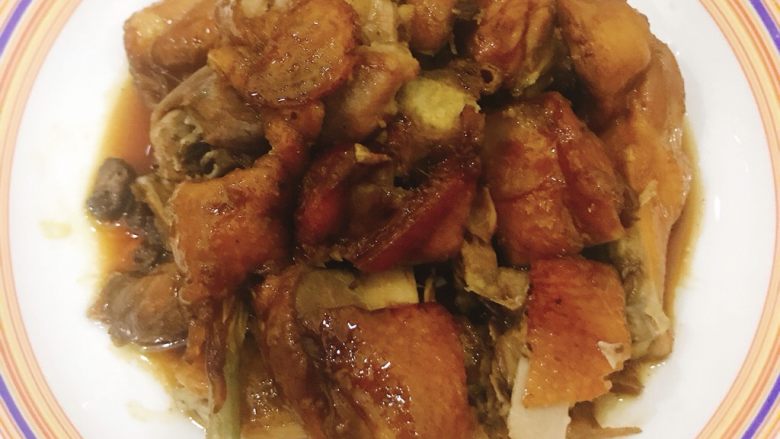 豉油鸡(酱油鸡),5、鸡肉斩块,淋上酱油汁即可食用
