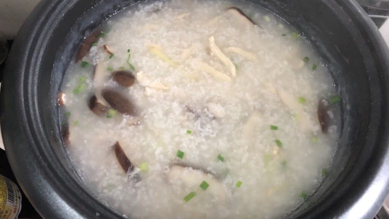 香菇鸡肉粥,滴入香油,调入鸡粉,撒上葱花就可以了。