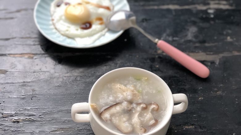香菇鸡肉粥,再配个鸡蛋,超幸福。