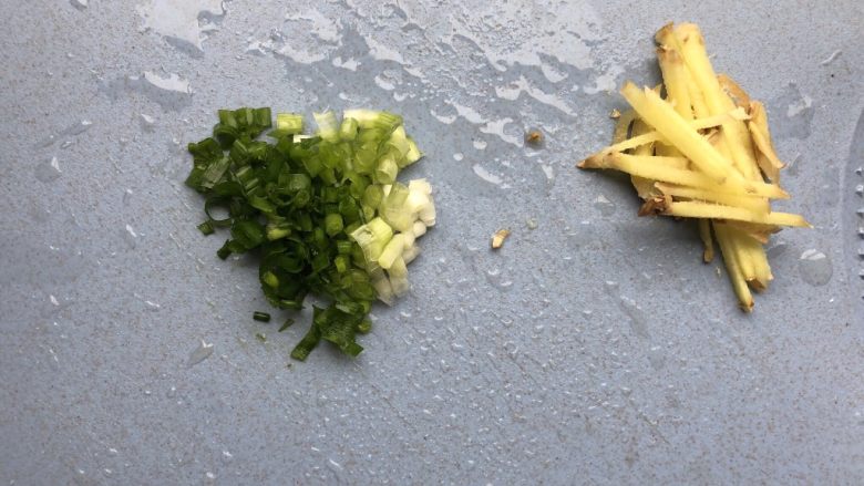 香菇鸡肉粥,葱切碎,姜切丝。