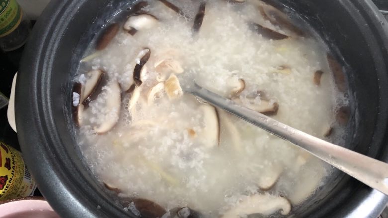 香菇鸡肉粥,放入腌制好的鸡丝,放适量盐大火煮至鸡丝变白。