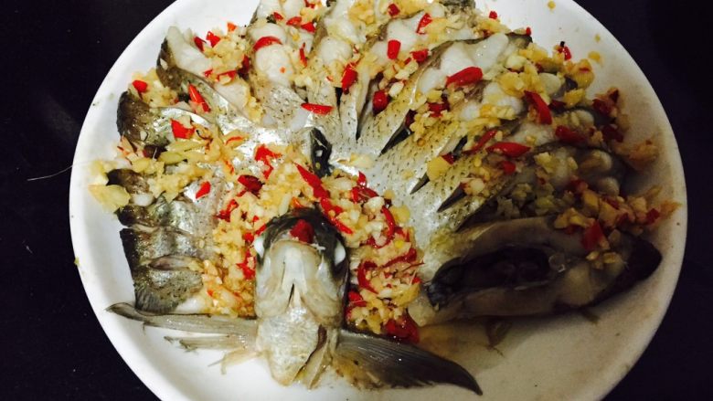 清蒸武昌鱼,鱼蒸好后,将蒸鱼水倒掉,将炒好的作料均匀洒在鱼身上