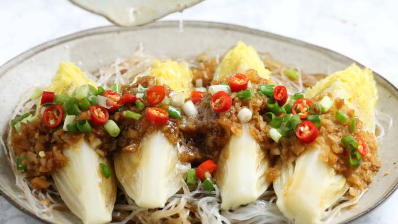蒜蓉粉丝蒸娃娃菜,油锅内放入20克油,烧至八九成热至冒烟,淋在蒜蓉葱花上。