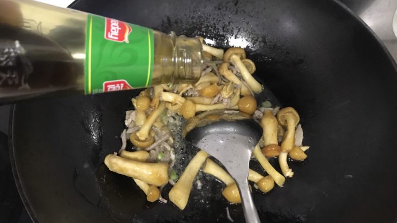 春笋肉丝菌菇汤,放入一点蚝油炒均匀,可以提鲜。