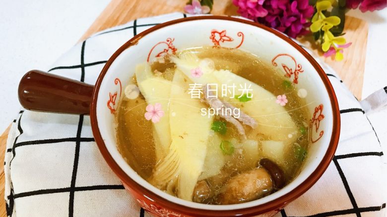 春笋肉丝菌菇汤,出锅前再加入少量的鸡精,汤的味道就无比鲜美啦,也可以不放鸡精,自己喝就不放,如果家里招待客人就放一点可以让汤更鲜美。