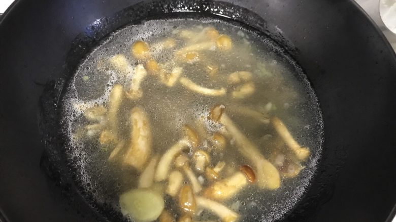 春笋肉丝菌菇汤,添汤,大火烧,汤刚好没过蘑菇就行,因为不是排骨汤,不需要炖很久。