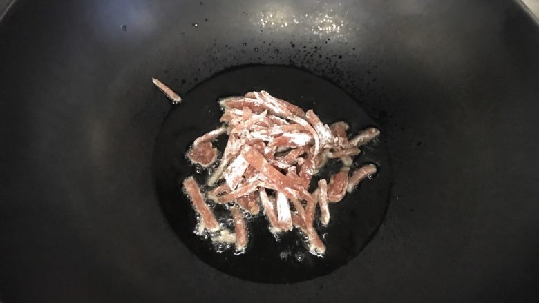 春笋肉丝菌菇汤,放入肉丝煸炒一下。