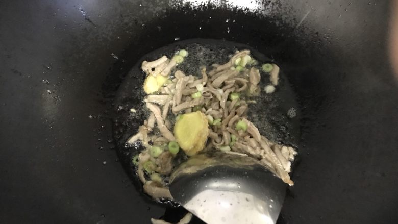 春笋肉丝菌菇汤,放入葱姜蒜爆锅,与肉丝一起炒均匀。