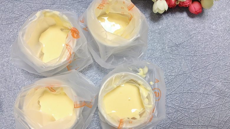 五彩网格蛋卷,准备四个装好裱花袋的杯子,将面糊倒入四个杯子里
