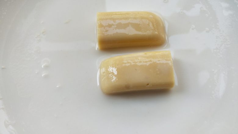 酸酸甜甜炸鹰嘴豆糕,让每一个面沾上浓稠一点的水淀粉。
~也可以用蛋液,只是我小家伙对鸡蛋是排斥的,所以我用了浓稠的水淀粉。