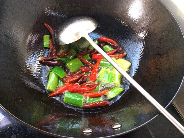 大盘鸡拌面,爆香<a style='color:red;display:inline-block;' href='/shicai/ 695'>八角</a>,辣椒🌶️葱姜