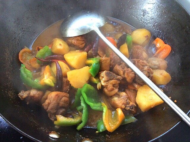 大盘鸡拌面,辣椒段生后,关火,把大盘鸡浇入面中