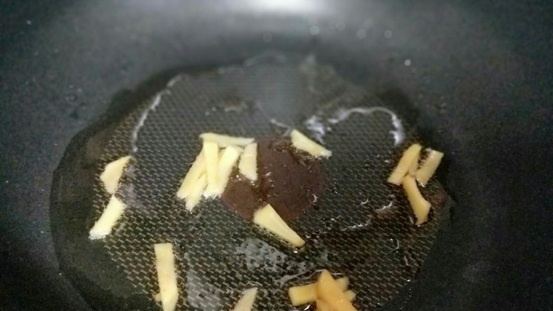 苔干炒鸭胗#鸭胗搭配这个菜下饭又下酒#,起油锅,加入切好的姜丝煸炒。
