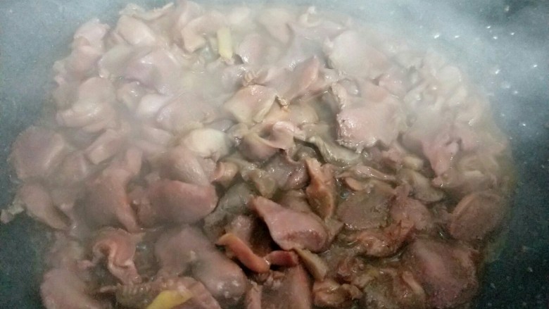 苔干炒鸭胗#鸭胗搭配这个菜下饭又下酒#,煸炒3分钟,盛出备用。