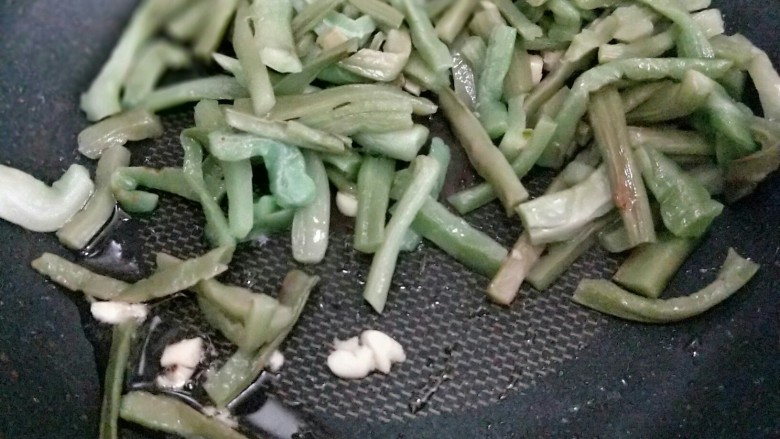 苔干炒鸭胗#鸭胗搭配这个菜下饭又下酒#,另起油锅,加入蒜炒香,再加入苔干。