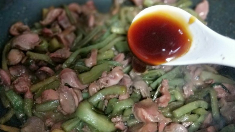 苔干炒鸭胗#鸭胗搭配这个菜下饭又下酒#,加入耗油,加入老干妈,快速翻炒。