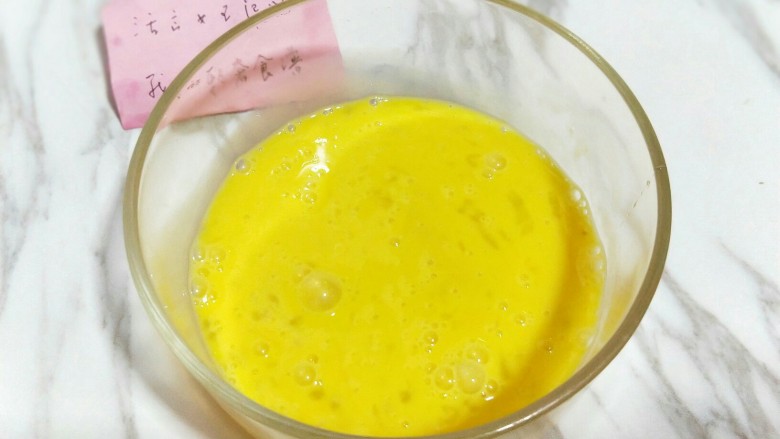 #辅食计划#芝士培根三明治,鸡蛋敲大口器具中,用筷子打散。