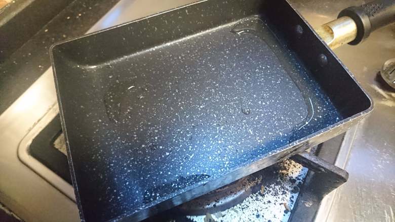 锡纸包烧鲑鱼,平底锅准备好,小火加热至无水,少量油