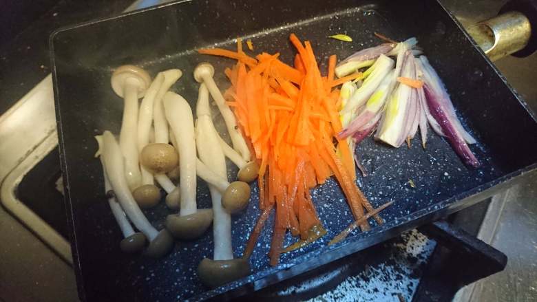 锡纸包烧鲑鱼,将洋葱丝,胡萝卜,真姬菇一起煎炒,用盐和生抽调味