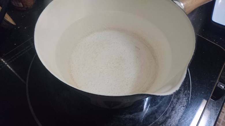 锡纸包烧鲑鱼,另起一锅烧开水,水中少许盐