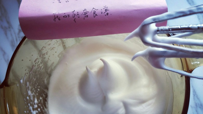 #辅食计划#蔓越莓小米发糕&宝宝爱上粗粮,电动打蛋器高速打发,打至湿性发泡时加入最后的三分之一糖,继续打发至蛋白出现细腻的纹路,将电动打蛋器调低速打发一会儿,感觉有些阻力时,就可以停止打发,以免消泡,提起打蛋器有微微的弯勾就可以,如图