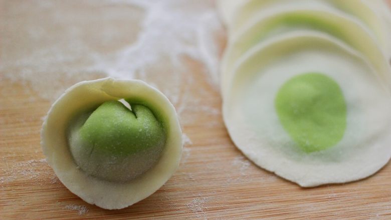 翡翠南极磷虾荠菜馄饨【宝宝辅食】,再把两头捏在一起就可以了