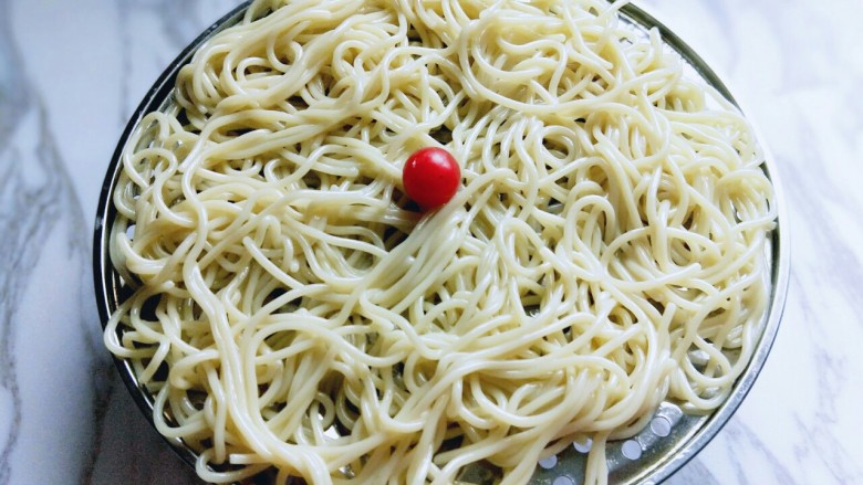 炒面加了这两样,我们全家吃了一整锅,过好冷水后放在蒸帘上,淋干水份。