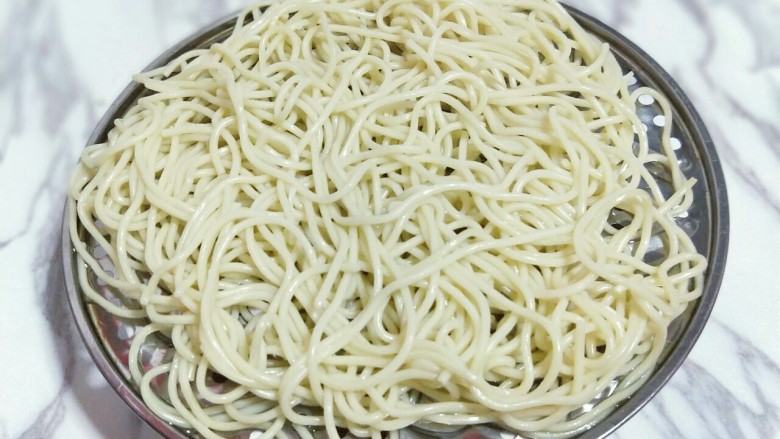 炒面加了这两样,我们全家吃了一整锅,拌均匀后再次放在蒸屉上,晾干。我晾了一夜,晚上睡前煮好的,早上起来炒,正好!