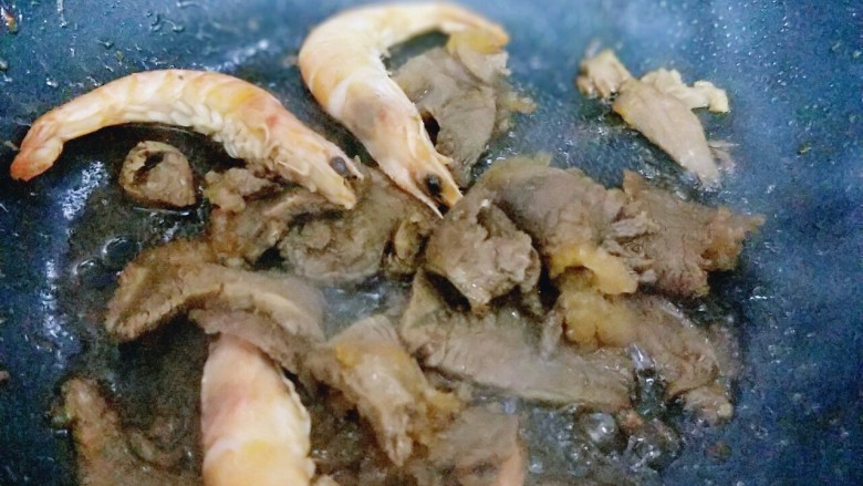 炒面加了这两样,我们全家吃了一整锅,煸炒均匀,至虾熟。(酱牛肉是熟的哈)