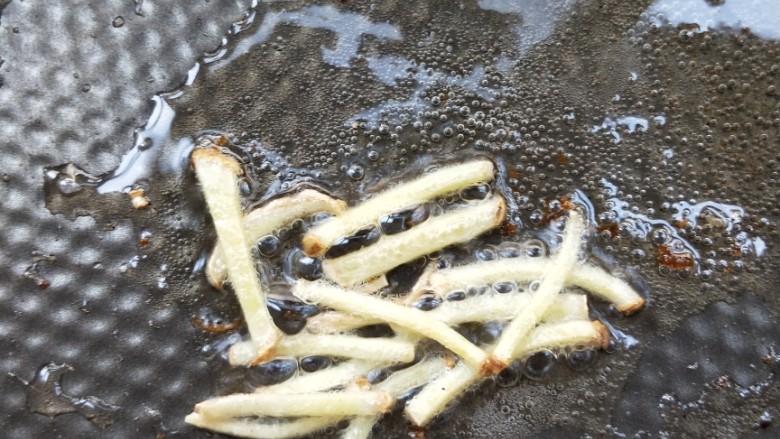 蒜苗彩椒炒腊板鸭,起油锅,放姜丝。
