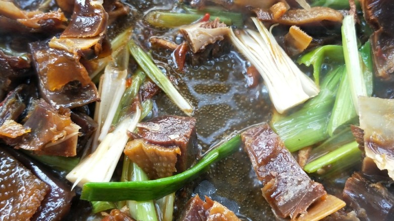 蒜苗彩椒炒腊板鸭,加一勺<a style='color:red;display:inline-block;' href='/shicai/ 788'>生抽</a>和少许清水,翻炒开。