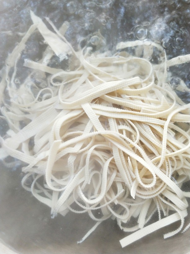 凉拌千张韭菜,锅中水烧开,放千张,煮沸后再煮两分钟。