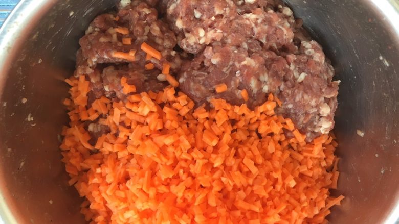 香煎黑胡椒胡萝卜牛肉饼,将胡萝卜碎放在步骤5调好的肉馅里,搅拌均匀。