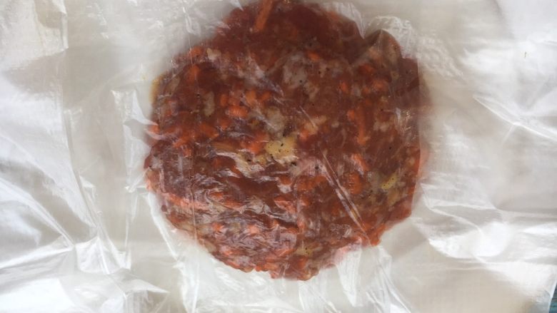 香煎黑胡椒胡萝卜牛肉饼,如果做的比较多,就将肉饼放在保鲜袋里冷冻起来,吃的时候再煎。
